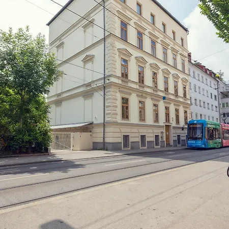 Leonart Living 44 Apartmán *